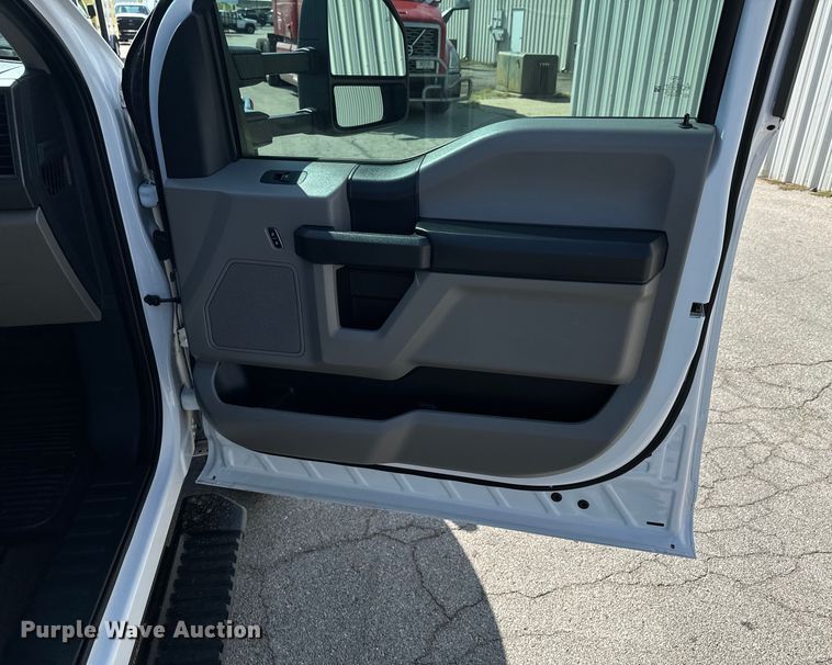 image for item DX1082 2022 Ford F550 Super Duty XL Crew Cab pickup truck