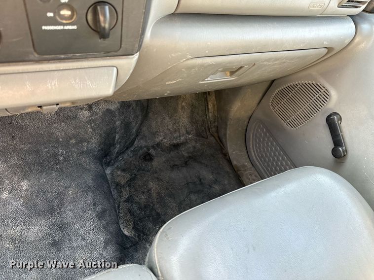 image for item DX1124 2006 Ford F550 Super Duty XL flatbed truck