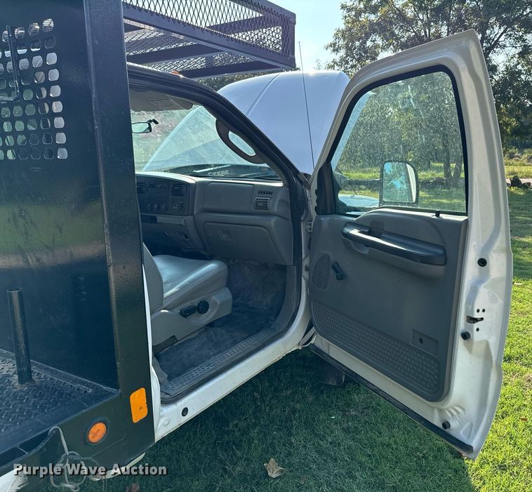 image for item DX1124 2006 Ford F550 Super Duty XL flatbed truck