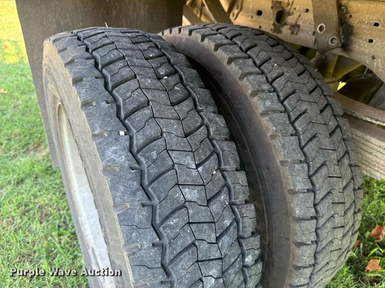 image for item DX1124 2006 Ford F550 Super Duty XL flatbed truck