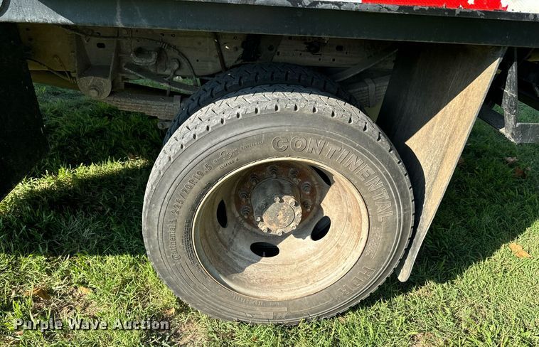 image for item DX1124 2006 Ford F550 Super Duty XL flatbed truck