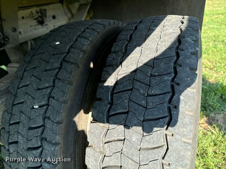 image for item DX1124 2006 Ford F550 Super Duty XL flatbed truck