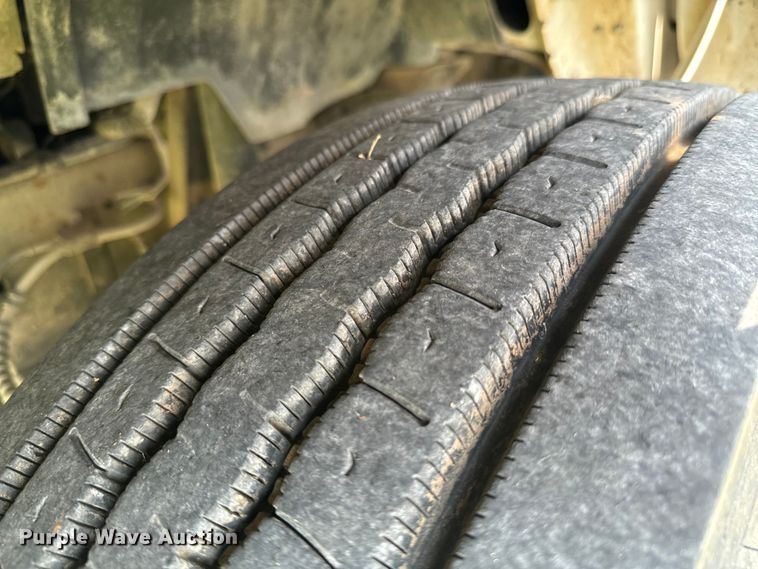 image for item DX1127 2000 Ford F650 Super Duty XL dump flatbed truck