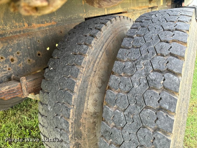 image for item DX1127 2000 Ford F650 Super Duty XL dump flatbed truck