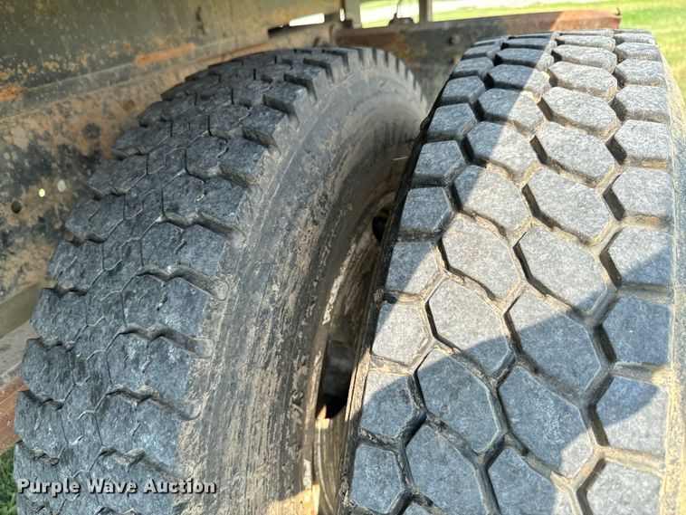 image for item DX1127 2000 Ford F650 Super Duty XL dump flatbed truck