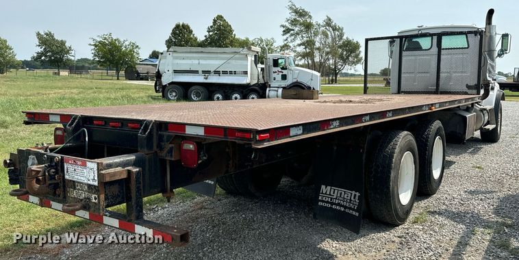 image for item DX1130 2005 Sterling L9500 flatbed truck
