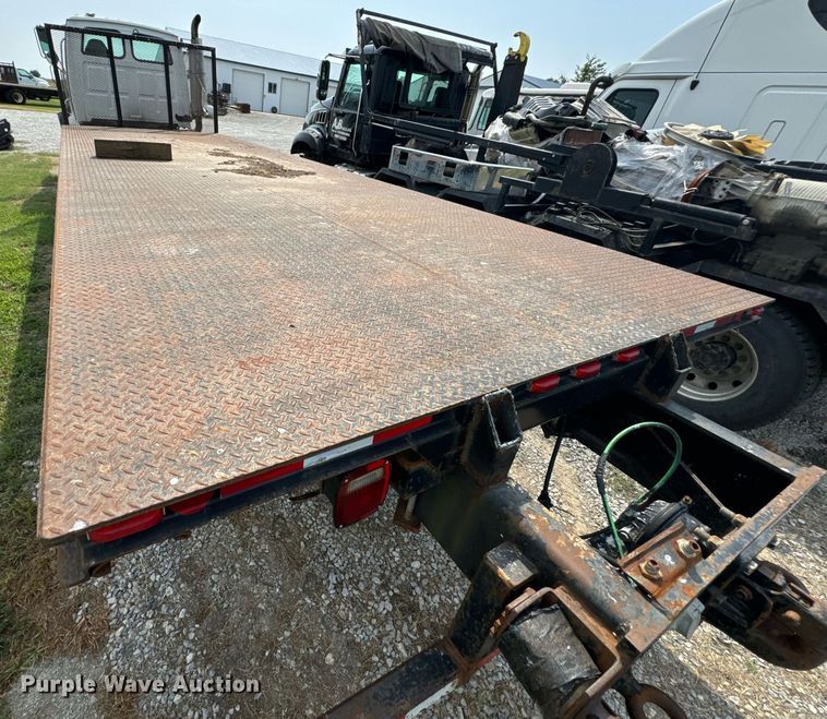 image for item DX1130 2005 Sterling L9500 flatbed truck