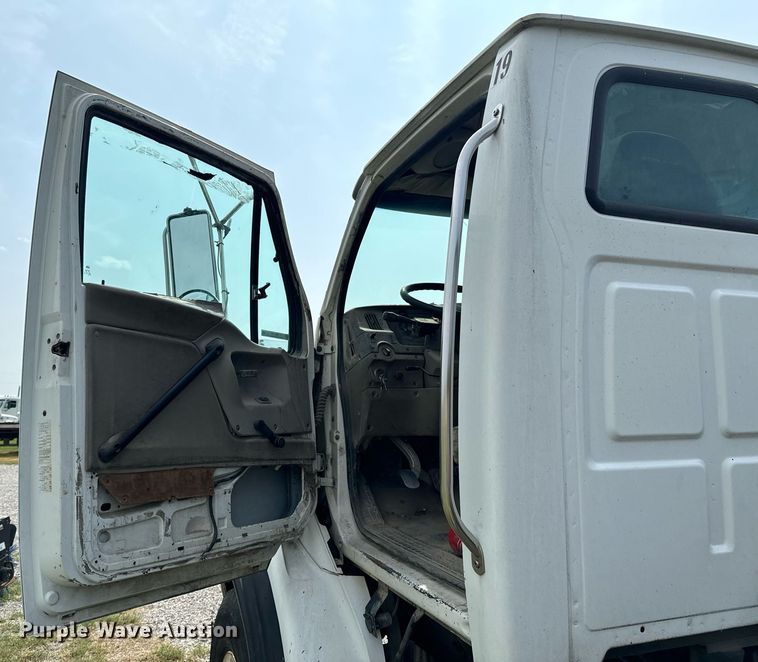 image for item DX1130 2005 Sterling L9500 flatbed truck