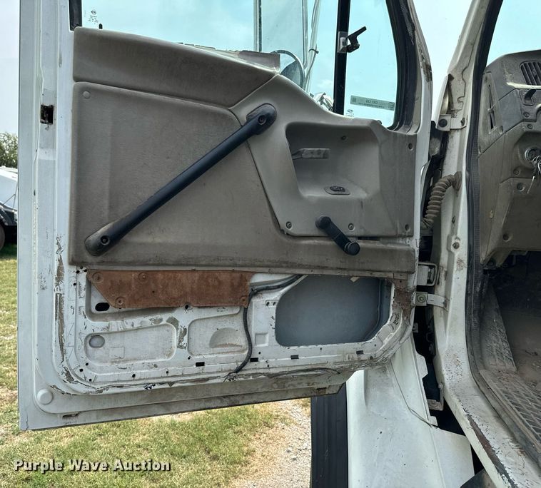 image for item DX1130 2005 Sterling L9500 flatbed truck