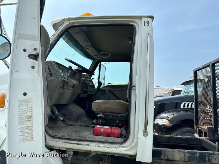 image for item DX1130 2005 Sterling L9500 flatbed truck