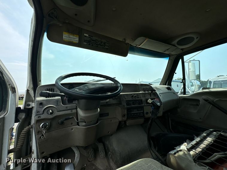 image for item DX1130 2005 Sterling L9500 flatbed truck