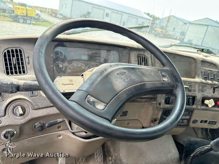 image for item DX1130 2005 Sterling L9500 flatbed truck