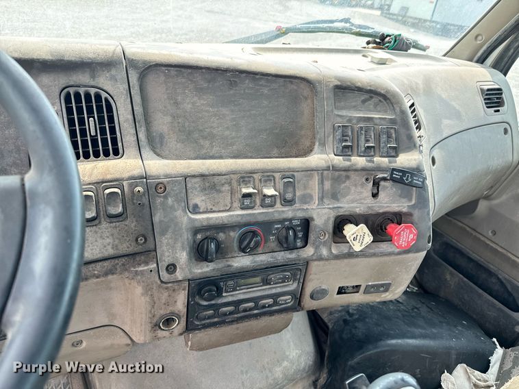 image for item DX1130 2005 Sterling L9500 flatbed truck