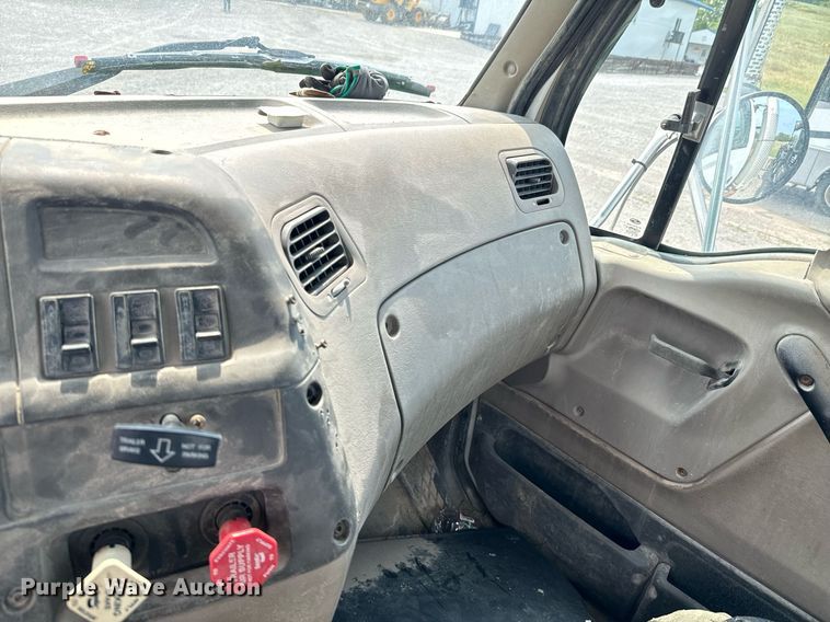 image for item DX1130 2005 Sterling L9500 flatbed truck