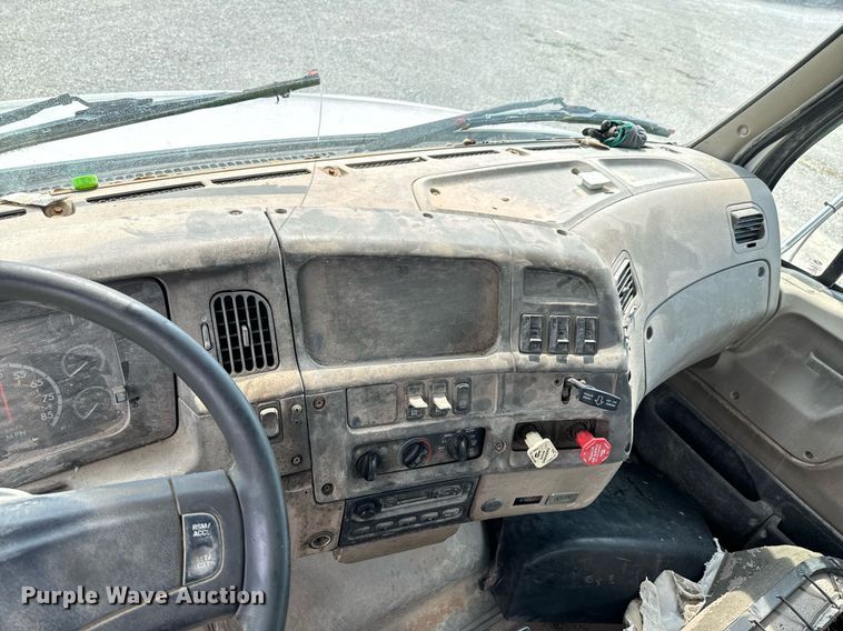 image for item DX1130 2005 Sterling L9500 flatbed truck