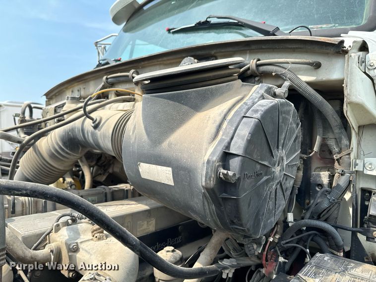 image for item DX1130 2005 Sterling L9500 flatbed truck