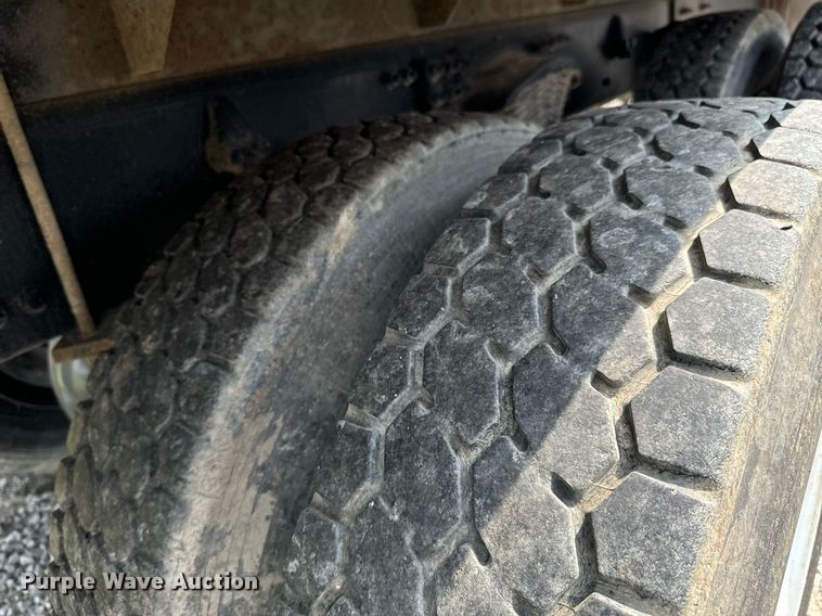 image for item DX1130 2005 Sterling L9500 flatbed truck