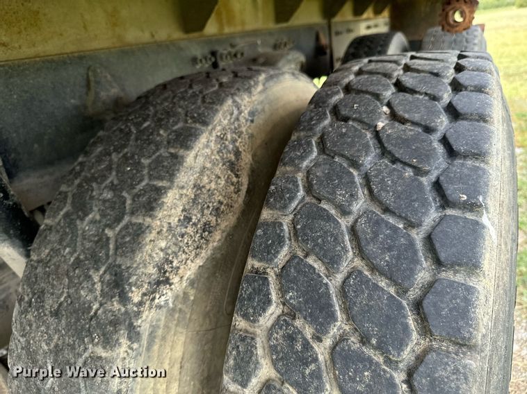 image for item DX1130 2005 Sterling L9500 flatbed truck