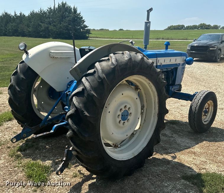 image for item EE7542 1968 Ford 4000 tractor