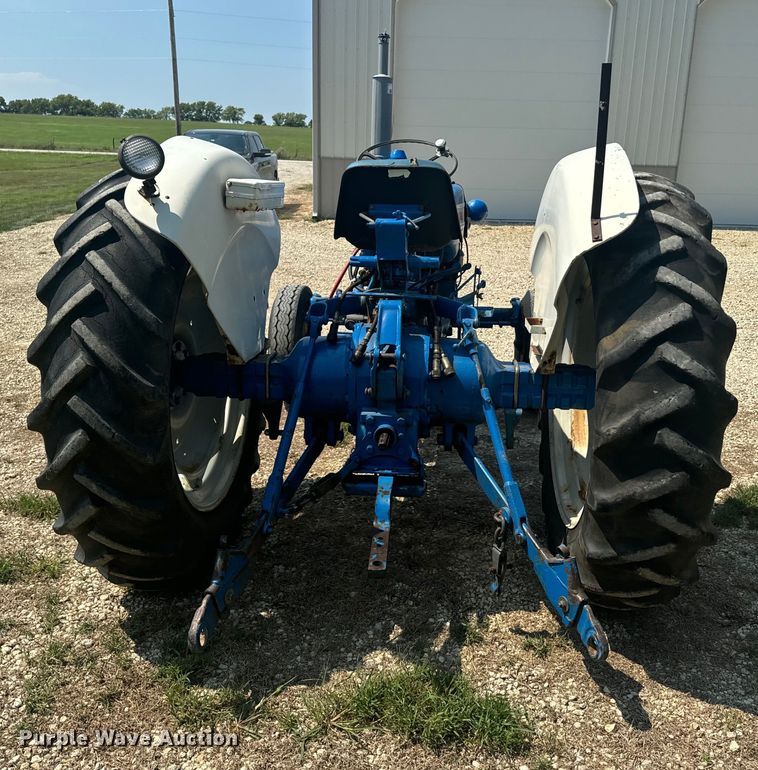 image for item EE7542 1968 Ford 4000 tractor