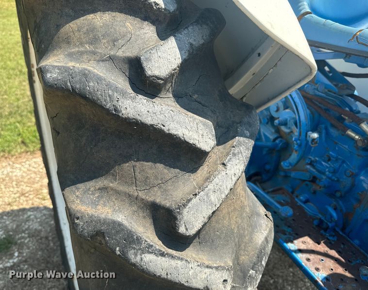 image for item EE7542 1968 Ford 4000 tractor