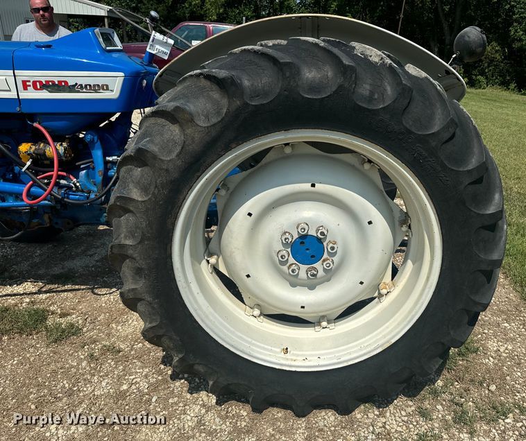 image for item EE7542 1968 Ford 4000 tractor