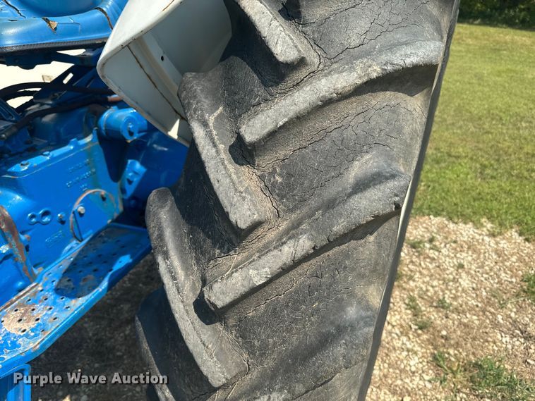 image for item EE7542 1968 Ford 4000 tractor