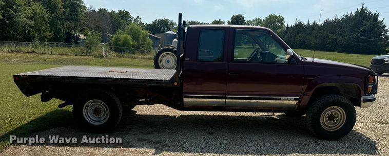 image for item EE7543 1993 Chevrolet  K2500 Ext. Cab flatbed pickup truck