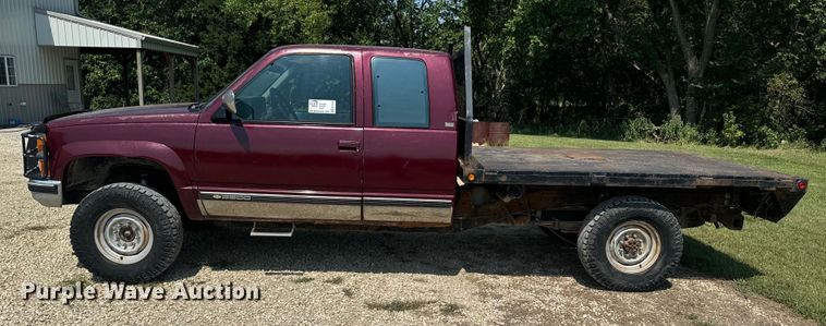 image for item EE7543 1993 Chevrolet  K2500 Ext. Cab flatbed pickup truck