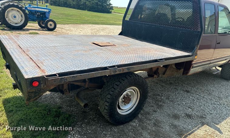 image for item EE7543 1993 Chevrolet  K2500 Ext. Cab flatbed pickup truck