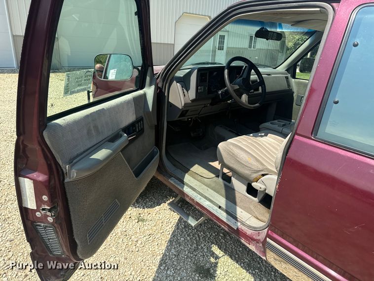 image for item EE7543 1993 Chevrolet  K2500 Ext. Cab flatbed pickup truck