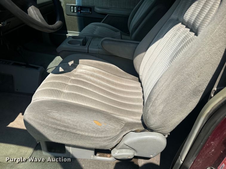 image for item EE7543 1993 Chevrolet  K2500 Ext. Cab flatbed pickup truck