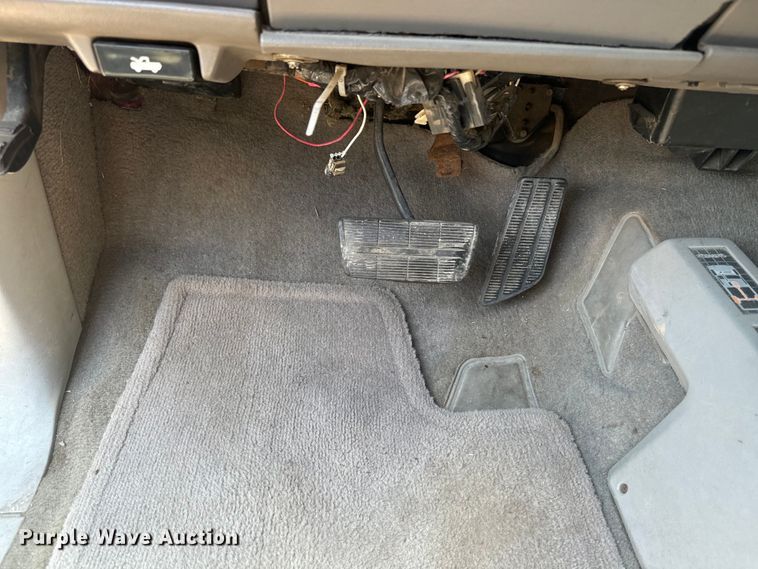 image for item EE7543 1993 Chevrolet  K2500 Ext. Cab flatbed pickup truck