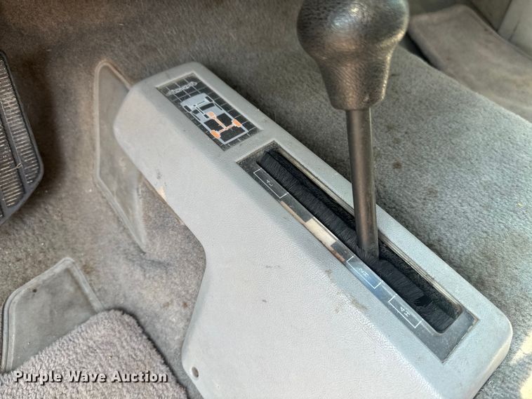 image for item EE7543 1993 Chevrolet  K2500 Ext. Cab flatbed pickup truck