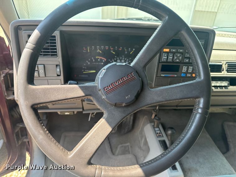 image for item EE7543 1993 Chevrolet  K2500 Ext. Cab flatbed pickup truck