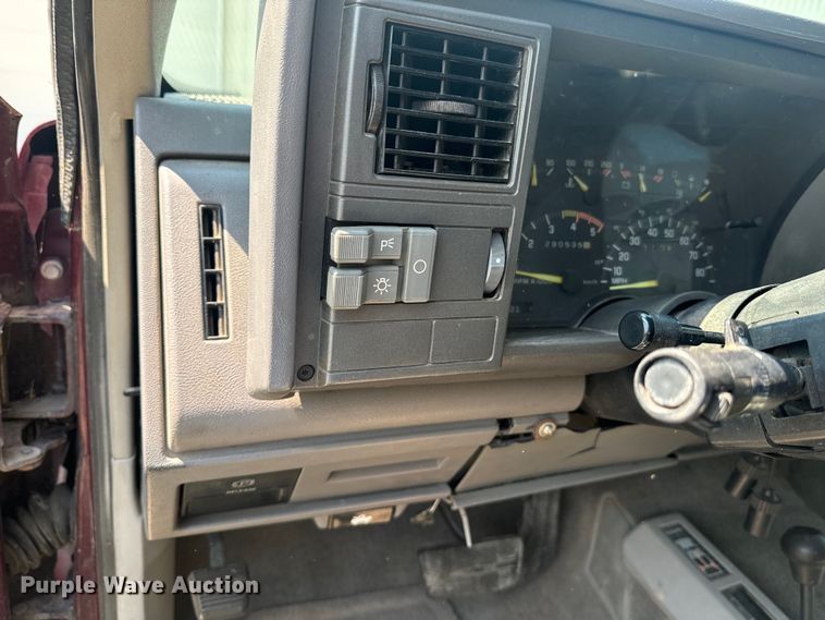 image for item EE7543 1993 Chevrolet  K2500 Ext. Cab flatbed pickup truck