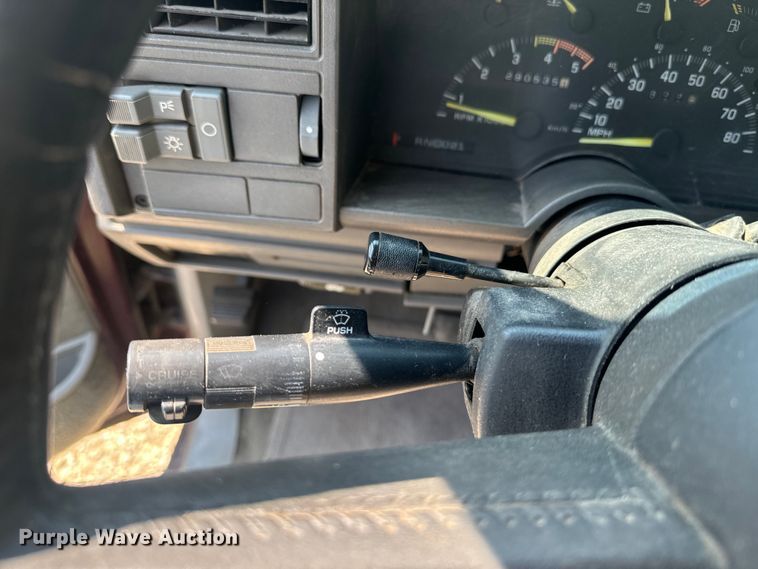 image for item EE7543 1993 Chevrolet  K2500 Ext. Cab flatbed pickup truck