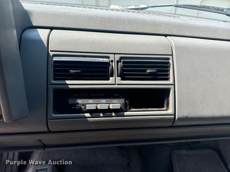 image for item EE7543 1993 Chevrolet  K2500 Ext. Cab flatbed pickup truck