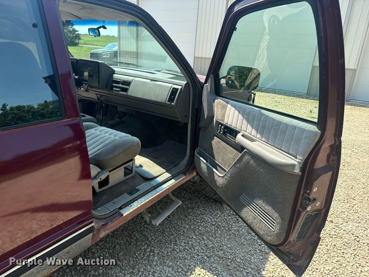 image for item EE7543 1993 Chevrolet  K2500 Ext. Cab flatbed pickup truck