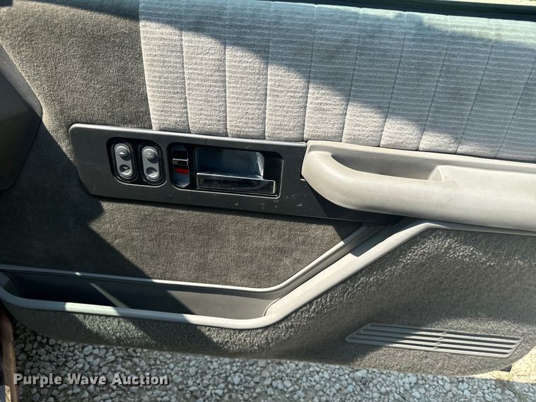 image for item EE7543 1993 Chevrolet  K2500 Ext. Cab flatbed pickup truck