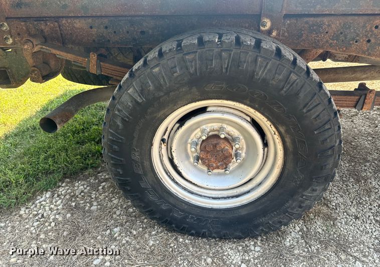 image for item EE7543 1993 Chevrolet  K2500 Ext. Cab flatbed pickup truck