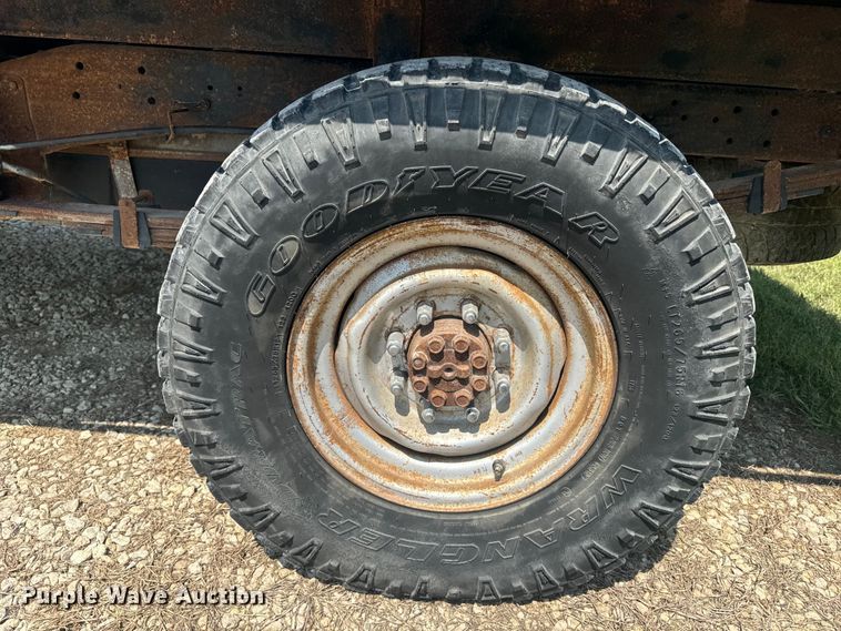 image for item EE7543 1993 Chevrolet  K2500 Ext. Cab flatbed pickup truck