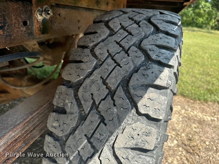 image for item EE7543 1993 Chevrolet  K2500 Ext. Cab flatbed pickup truck