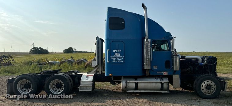 image for item EE7584 2000 Freightliner FLD semi truck