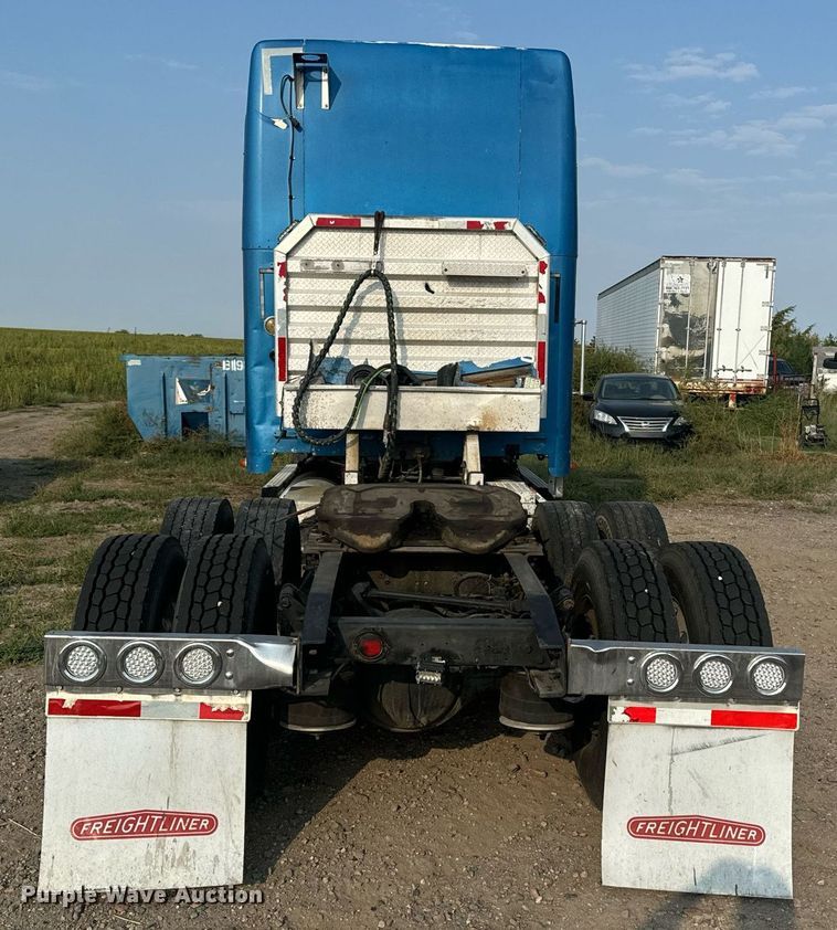 image for item EE7584 2000 Freightliner FLD semi truck