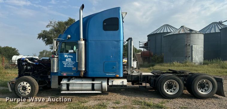 image for item EE7584 2000 Freightliner FLD semi truck