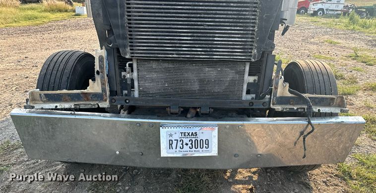 image for item EE7584 2000 Freightliner FLD semi truck