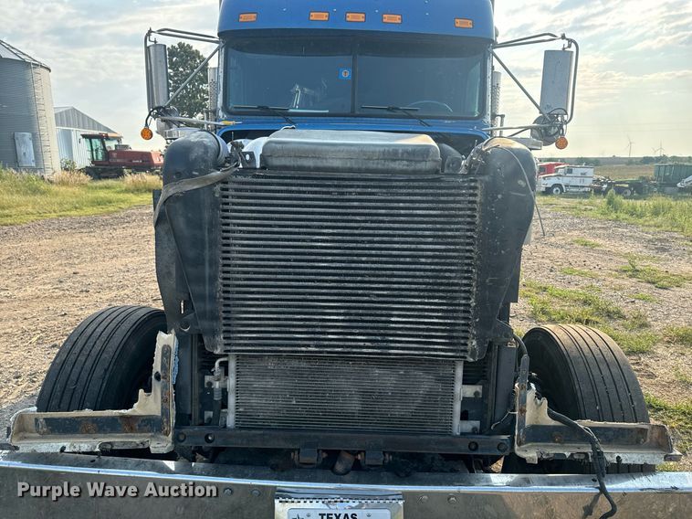 image for item EE7584 2000 Freightliner FLD semi truck