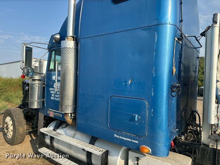 image for item EE7584 2000 Freightliner FLD semi truck