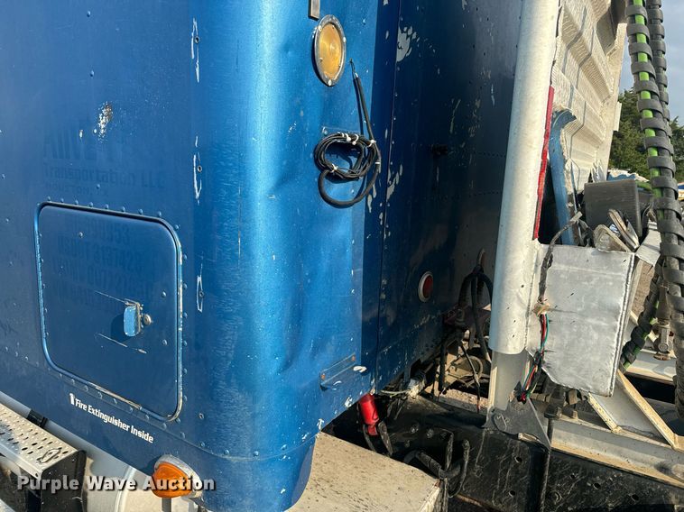 image for item EE7584 2000 Freightliner FLD semi truck